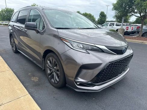 Used 2022 Toyota Sienna XSE w/ XSE Plus Package FWD image 3