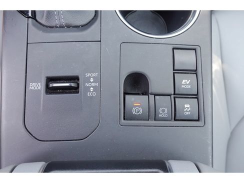 Used 2023 Toyota Highlander XLE FWD image 21