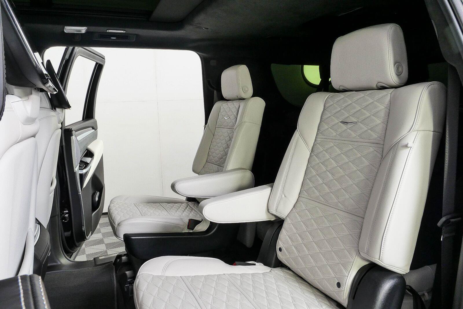 Used 2025 Cadillac Escalade ESV V w/ LPO, ONYX Package AWD/4WD image 23
