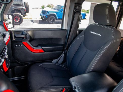 Used 2015 Jeep Wrangler Unlimited Rubicon w/ Connectivity Group AWD/4WD image 13