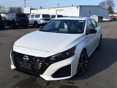 Used 2024 Nissan Altima 2.5 SR w/ SR Premium Package AWD/4WD image 2