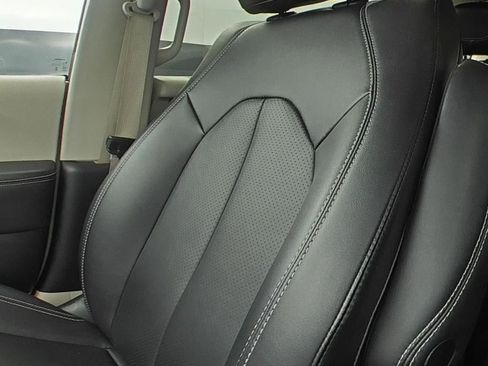 Used 2024 Chrysler Pacifica Touring-L FWD image 12