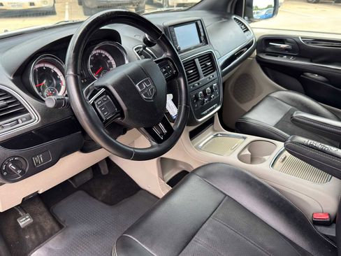 Used 2019 Dodge Grand Caravan SXT FWD image 11