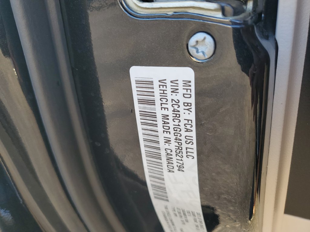 Used 2023 Chrysler Pacifica Limited w/ Trailer Tow Group FWD image 25