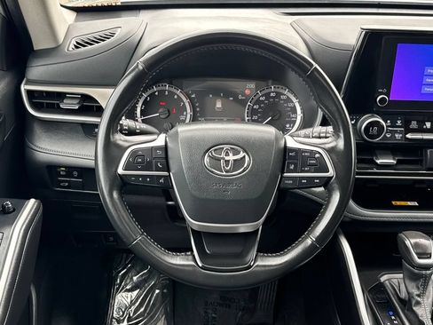 Used 2024 Toyota Highlander XLE AWD/4WD image 15