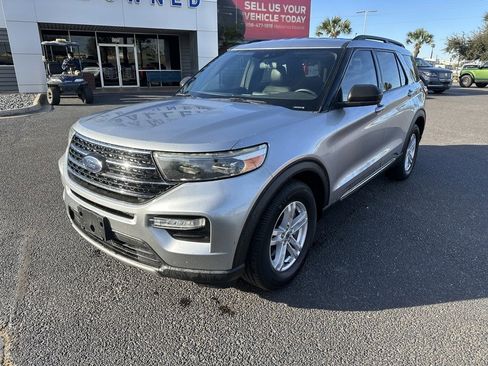 Used 2020 Ford Explorer XLT w/ Equipment Group 202A image 2
