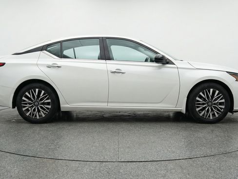 Used 2025 Nissan Altima 2.5 SV FWD image 11