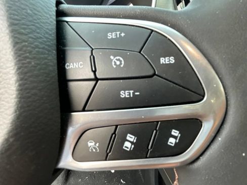 Used 2024 Chrysler Pacifica Pinnacle FWD image 20