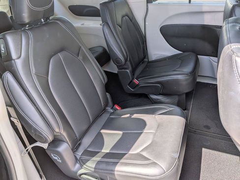 Used 2024 Chrysler Pacifica Touring-L AWD/4WD image 33