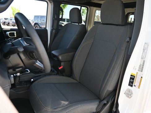 Used 2025 Jeep Wrangler Unlimited Sahara AWD/4WD image 16