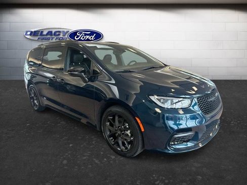 Used 2025 Chrysler Pacifica Limited FWD image 6