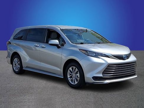 Used 2025 Toyota Sienna LE FWD image 3