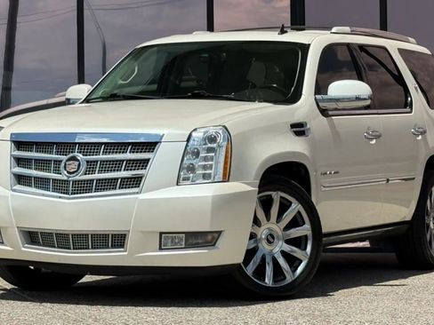 Used 2013 Cadillac Escalade Platinum AWD/4WD image 2