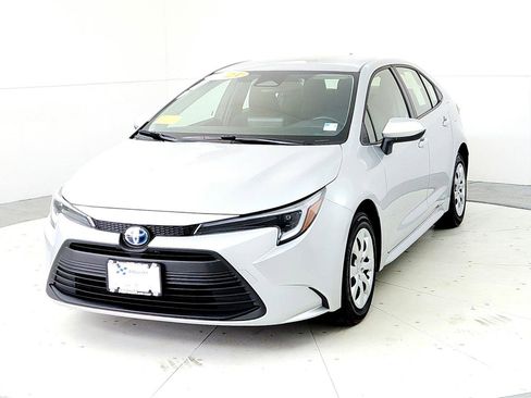 Used 2024 Toyota Corolla LE image 2