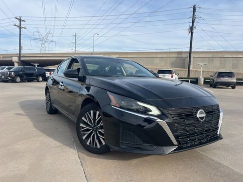 Used 2025 Nissan Altima 2.5 SV image 2