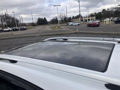 Used 2019 Chevrolet Equinox LT w/ Sun & Navigation Package image 18