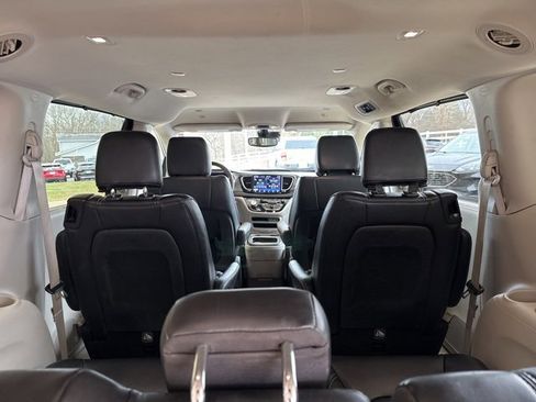 Used 2024 Chrysler Pacifica Touring-L image 37