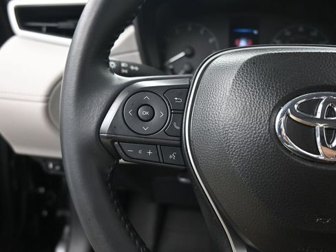 Used 2025 Toyota Corolla Cross LE image 12