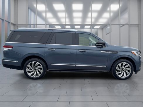 Used 2023 Lincoln Navigator L Reserve image 3