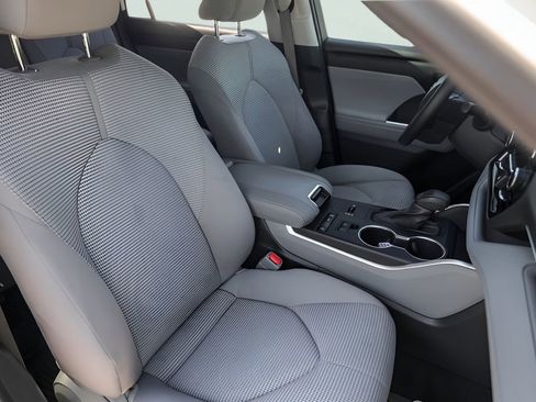 Used 2022 Toyota Highlander L FWD image 34