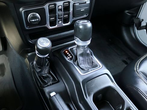 Used 2024 Jeep Wrangler Unlimited Sahara w/ Technology Group AWD/4WD image 24