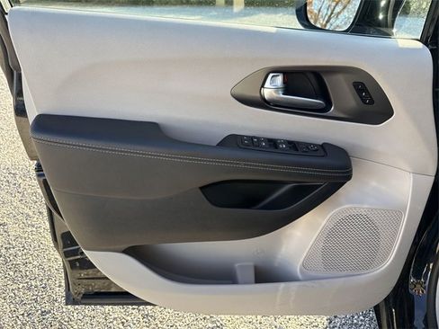 Used 2024 Chrysler Pacifica Touring-L image 22