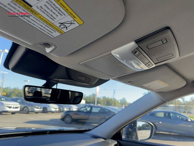 Used 2025 Nissan Pathfinder SL FWD image 33