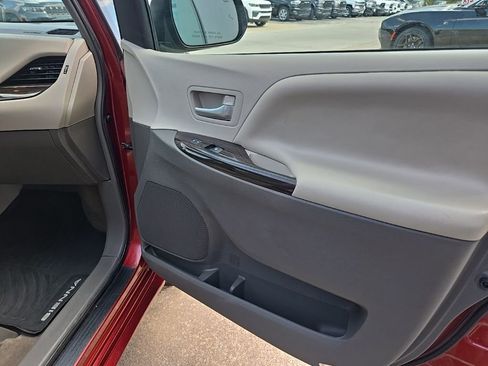 Used 2017 Toyota Sienna XLE AWD/4WD image 73