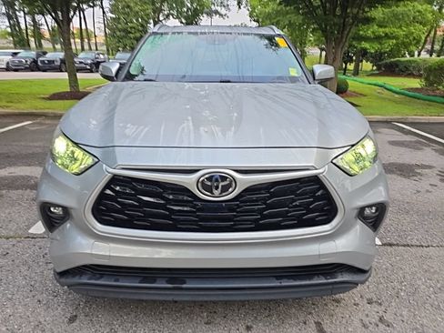 Used 2021 Toyota Highlander XLE FWD image 3