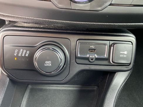 Used 2018 Jeep Renegade Latitude AWD/4WD image 14