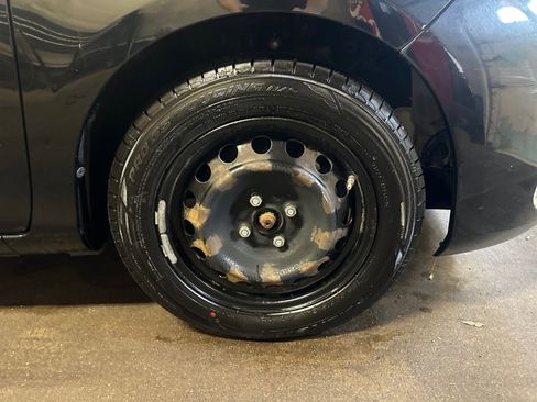 Used 2017 Toyota Yaris L image 29