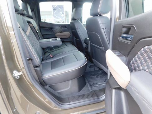 Used 2024 GMC Canyon Denali image 29