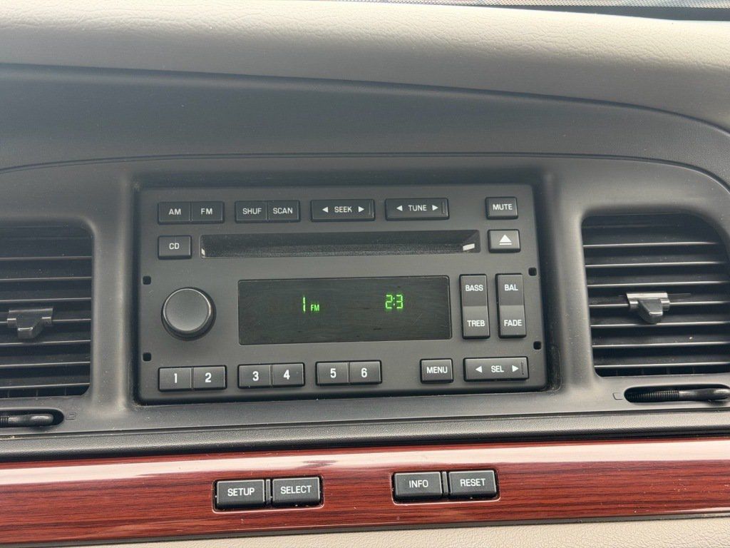 Used 2011 Ford Crown Victoria LX w/ Comfort Appearance Pkg RWD image 13