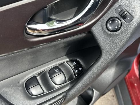 Used 2015 Nissan Rogue S AWD/4WD image 23