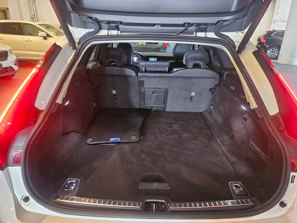 Certified 2025 Volvo V90 B6 Cross Country Plus AWD/4WD image 7