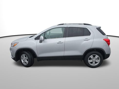 Used 2020 Chevrolet Trax LT w/ LT Convenience Package image 3