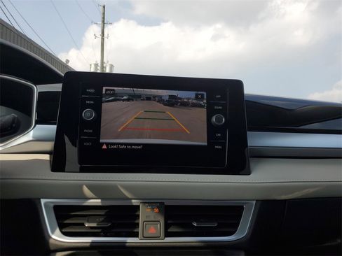 Used 2025 Volkswagen Taos SE image 17