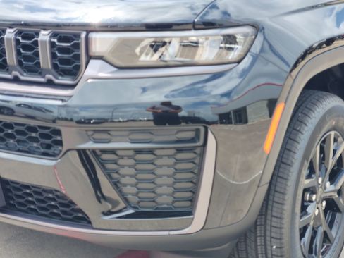 New 2026 Jeep Grand Cherokee Altitude AWD/4WD image 9
