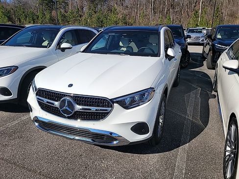 Used 2025 Mercedes-Benz GLC 300 4MATIC image 3