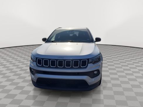 Used 2024 Jeep Compass Latitude AWD/4WD image 3