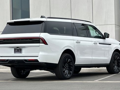 New 2025 Lincoln Navigator L Reserve w/ Jet Appearance Package image 3