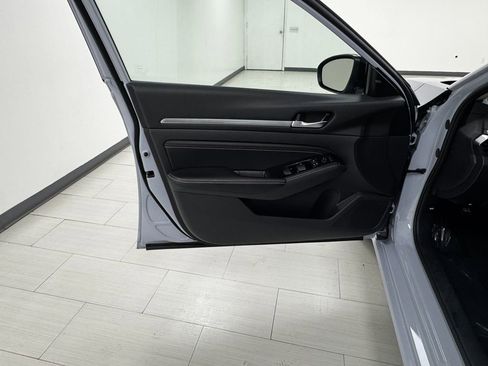 Used 2023 Nissan Altima 2.5 SR w/ SR Premium Package image 9