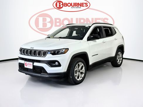 Used 2025 Jeep Compass Latitude w/ Sun & Sound Group AWD/4WD image 6