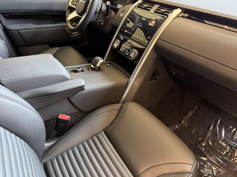 Certified 2025 Land Rover Discovery S AWD/4WD image 35