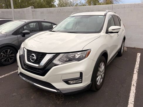 Used 2017 Nissan Rogue SV w/ SV Premium Package FWD image 2