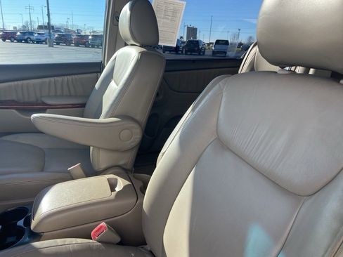 Used 2005 Toyota Sienna XLE image 11