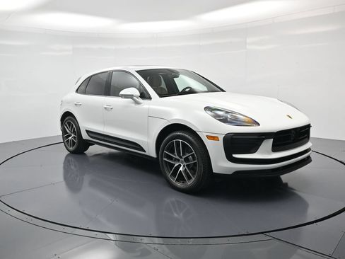 Certified 2026 Porsche Macan AWD/4WD image 32
