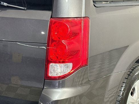 Used 2019 Dodge Grand Caravan SE FWD image 32