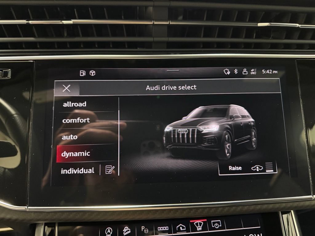 Used 2025 Audi SQ7 Prestige AWD/4WD image 21