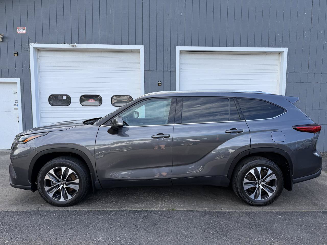 Used 2021 Toyota Highlander XLE AWD/4WD image 7